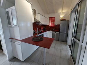 Fridge, microwave, oven, stovetop - Residence Aquarelles - Villa Monet (Sainte-Rose)