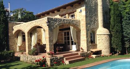 Rock House's Villa Melody -hotellissa on ylellinen kreetalainen huvila, jossa on oma uima-allas ja puutarha.