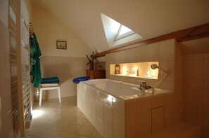 Baignoire, sèche-cheveux, serviettes fournies