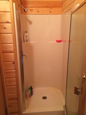 Shower, hair dryer, towels, soap - Log Cabin W Bedroom Loft, Seperate private Bath House and Boat House (Sterling)