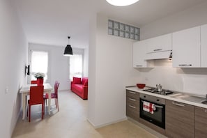 Frigorifero, microonde, forno, piano cottura