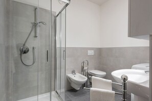 Douche, sèche-cheveux, bidet, serviettes fournies