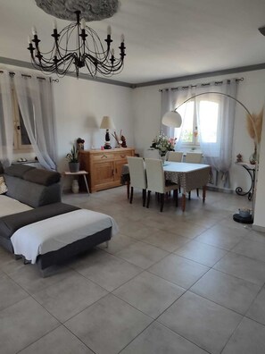 Living area - house with pool in beausset (Le Beausset)