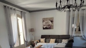 Living area - house with pool in beausset (Le Beausset)