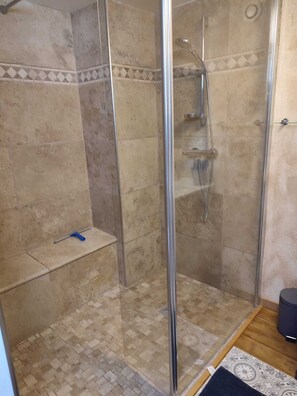Douche, sèche-cheveux, serviettes fournies