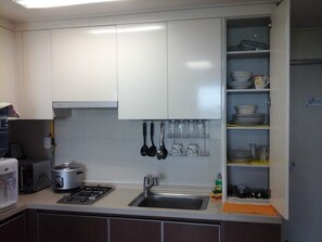 Réfrigérateur, plaque de cuisson, bouilloire électrique, grille-pain