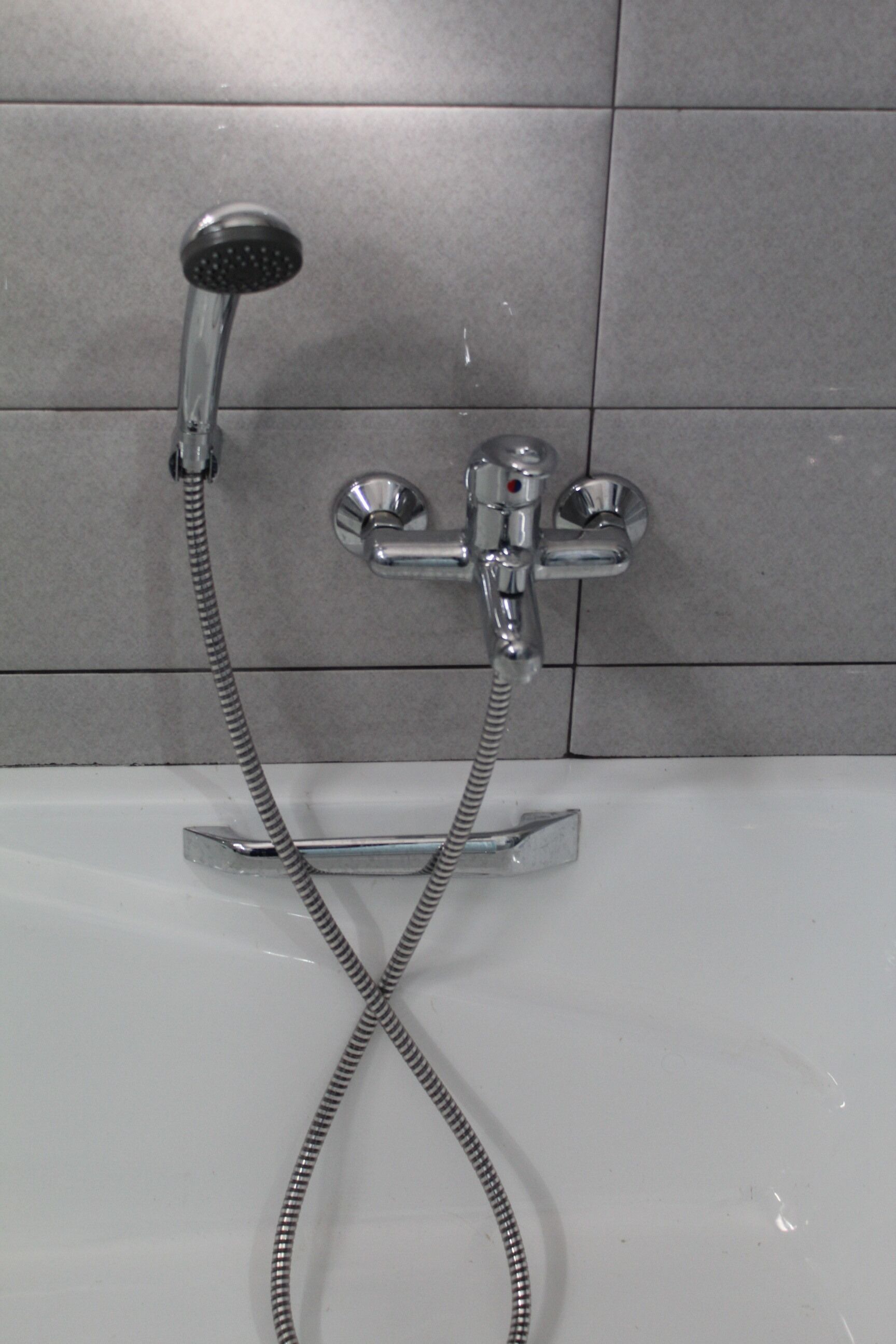 Baignoire, sèche-cheveux, serviettes fournies, savon