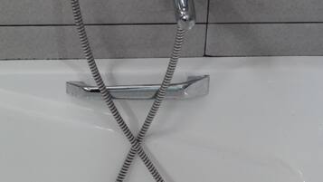 Baignoire, sèche-cheveux, serviettes fournies, savon