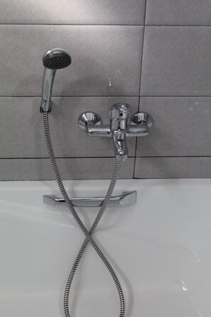 Baignoire, sèche-cheveux, serviettes fournies, savon