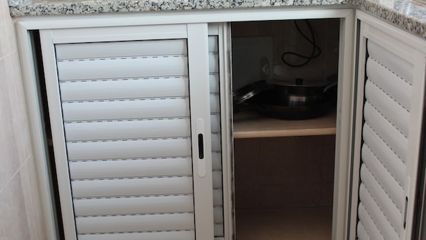 A kitchen with a sliding door, a countertop, and a stove. - City Apartment on the port of Mahdia Free Wifi (Mahdia)