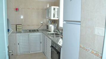 Réfrigérateur, four, plaque de cuisson, cafetiÚre/bouilloire