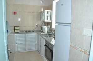 Refrigerador, horno, parrilla de estufa y cafetera y tetera