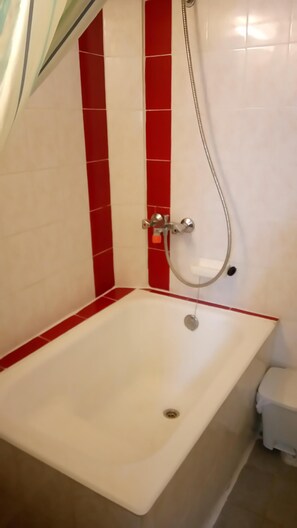 Combined shower/tub, hair dryer, towels, soap - ΜΙΑ ΩΡΑΙΑ ΗΜΕΡΑ ΞΕΚΙΝΑ ΜΕ ΧΑΜΟΓΕΛΟ ΔΕΝ ΚΟΣΤΙΖΕΙ ΤΙΠΟΤΑ ΑΛΛΑ ΕΙΝΑΙ ΠΟΛΥΤΙΜΟ (ΝΕΑ ΜΑΚΡΗ)