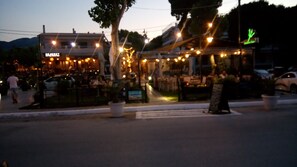 Outdoor dining - ΜΙΑ ΩΡΑΙΑ ΗΜΕΡΑ ΞΕΚΙΝΑ ΜΕ ΧΑΜΟΓΕΛΟ ΔΕΝ ΚΟΣΤΙΖΕΙ ΤΙΠΟΤΑ Α�ΛΛΑ ΕΙΝΑΙ ΠΟΛΥΤΙΜΟ (ΝΕΑ ΜΑΚΡΗ)