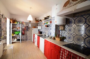 KĂŒhlschrank, Mikrowelle, Ofen, Herdplatte