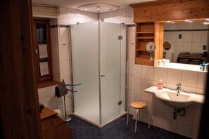 Haartrockner, Handtücher, Seife, Toilettenpapier