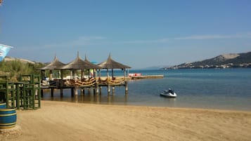 Beach nearby, sun loungers, beach towels