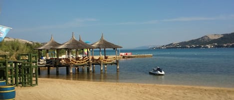 Playa en los alrededores, camastros y toallas de playa