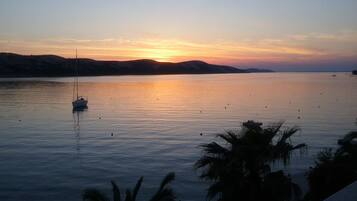 In Strandnähe, Liegestühle, Strandtücher