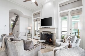 TV, peis, DVD-spiller og bøker