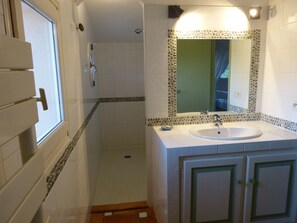 Haartrockner, Handtücher, Seife, Toilettenpapier