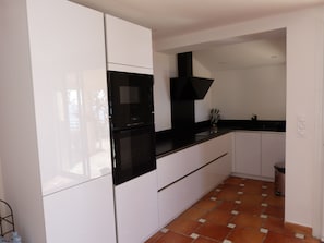 Frigorífic, microones, forn i placa de cuina