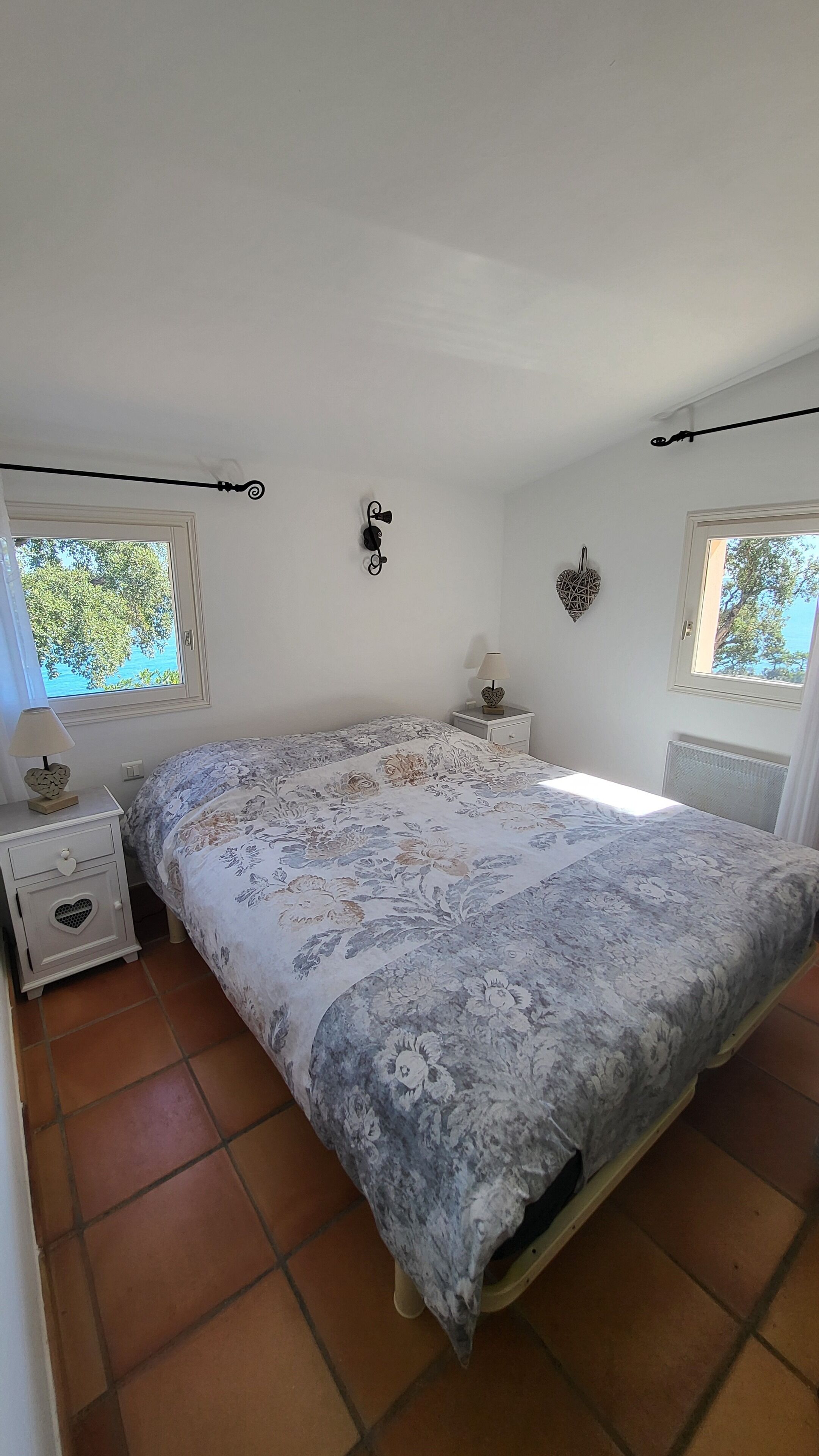 3 chambres, coffres-forts dans les chambres, fer et planche à repasser