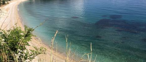 Una playa cerca, sillas reclinables de playa