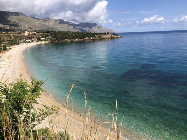 Playa en los alrededores y camastros 