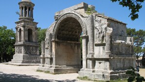 An ancient stone structure with a central archway and a smaller tower to the left. - Vacation (SAINT REMY DE PROVENCE)