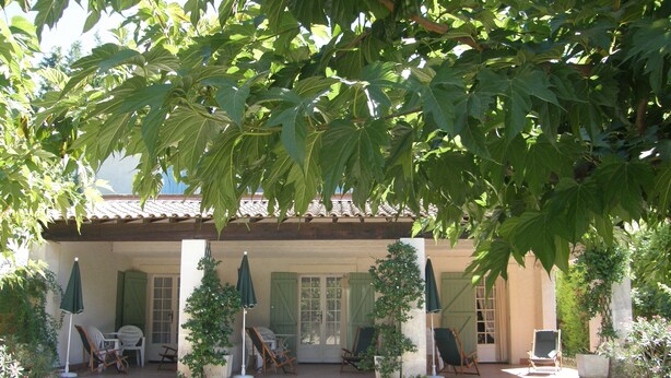 A covered patio with outdoor seating and potted plants. - Vacation (SAINT REMY DE PROVENCE)