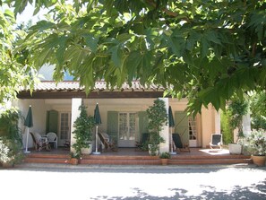 A covered patio with outdoor seating and potted plants. - Vacation (SAINT REMY DE PROVENCE)