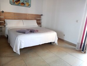 3 slaapkamers, een strijkplank/strijkijzer, gratis wifi, beddengoed