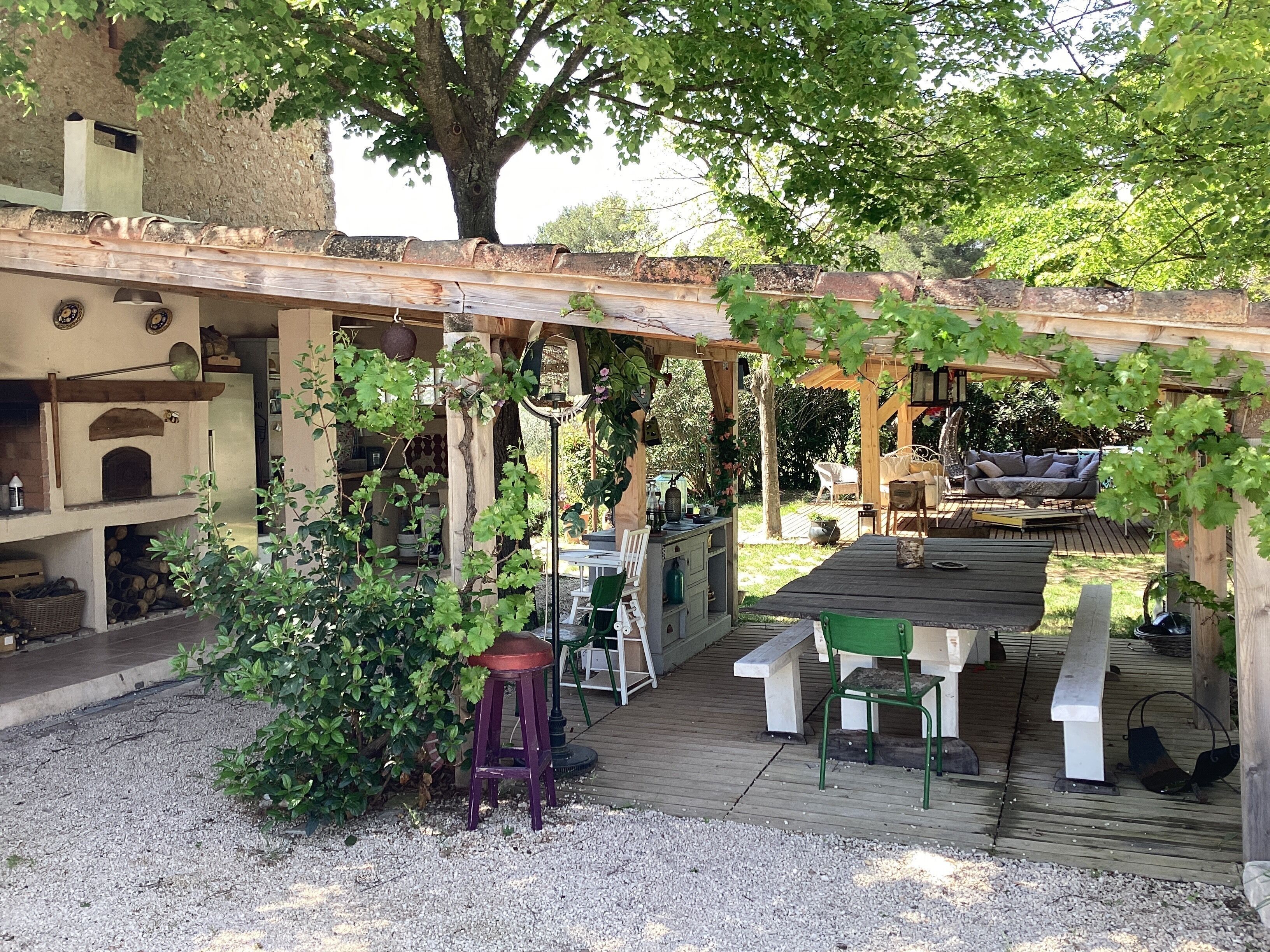 Salle à manger d’été ;frigidaire ; lave vaisselle et barbecue 