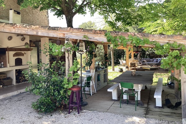 Salle à manger d’été ;frigidaire ; lave vaisselle et barbecue