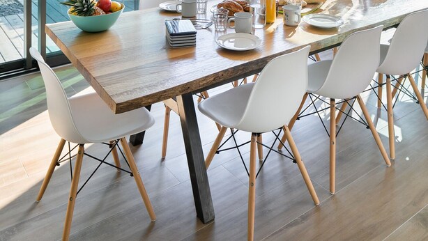 A modern dining area with a large table, white chairs, and a view of the outdoors. - Villa O Bord de l'O Sainte Marine, sea view, swimming pool 29°, beach access (Combrit)