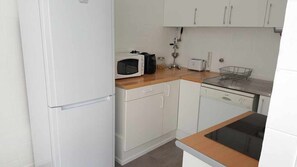 Kühlschrank, Mikrowelle, Ofen, Geschirrspüler