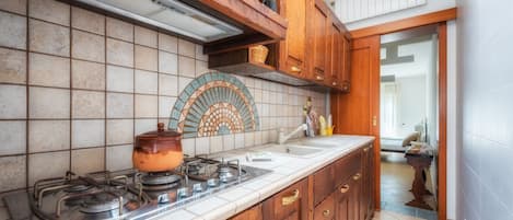 Microwave, coffee/tea maker, cookware/dishes/utensils