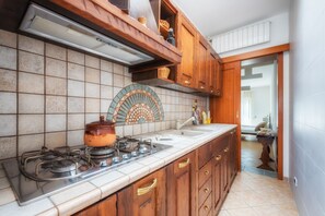 Mikroaaltouuni, kahvin-/teenkeitin, keittoastiat/astiat/ruokailuvälineet