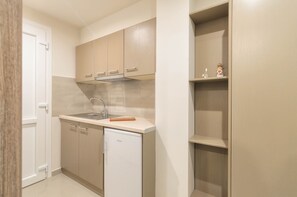 Fridge, oven, stovetop, electric kettle