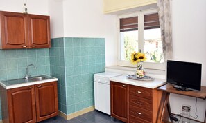 Kühlschrank, Kochgeschirr/Geschirr/Besteck, Esstisch