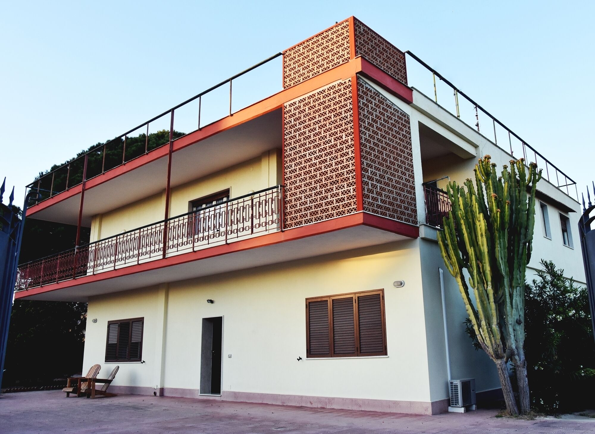 المنشأة من الخارج