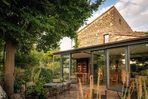 Outdoor dining - Tuscan country villa with private swimming pool (Saturnia)