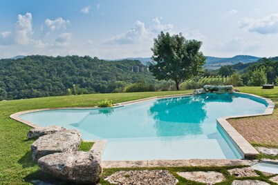Tuscan country villa with private swimming pool
