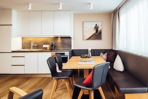 Classic Apartment (Schneewalzer) | Private kitchen | Oven, stovetop, dishwasher, coffee/tea maker - Schneeweiss (Serfaus)