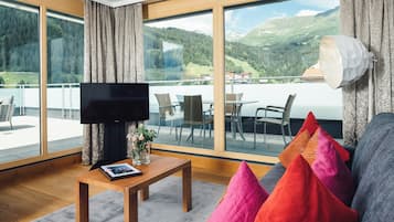 Penthouse (Schneepenthouse) | Living area | Flat-screen TV