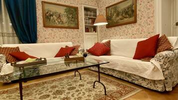 Fernseher, Kamin, DVD-Player, BĂŒcher