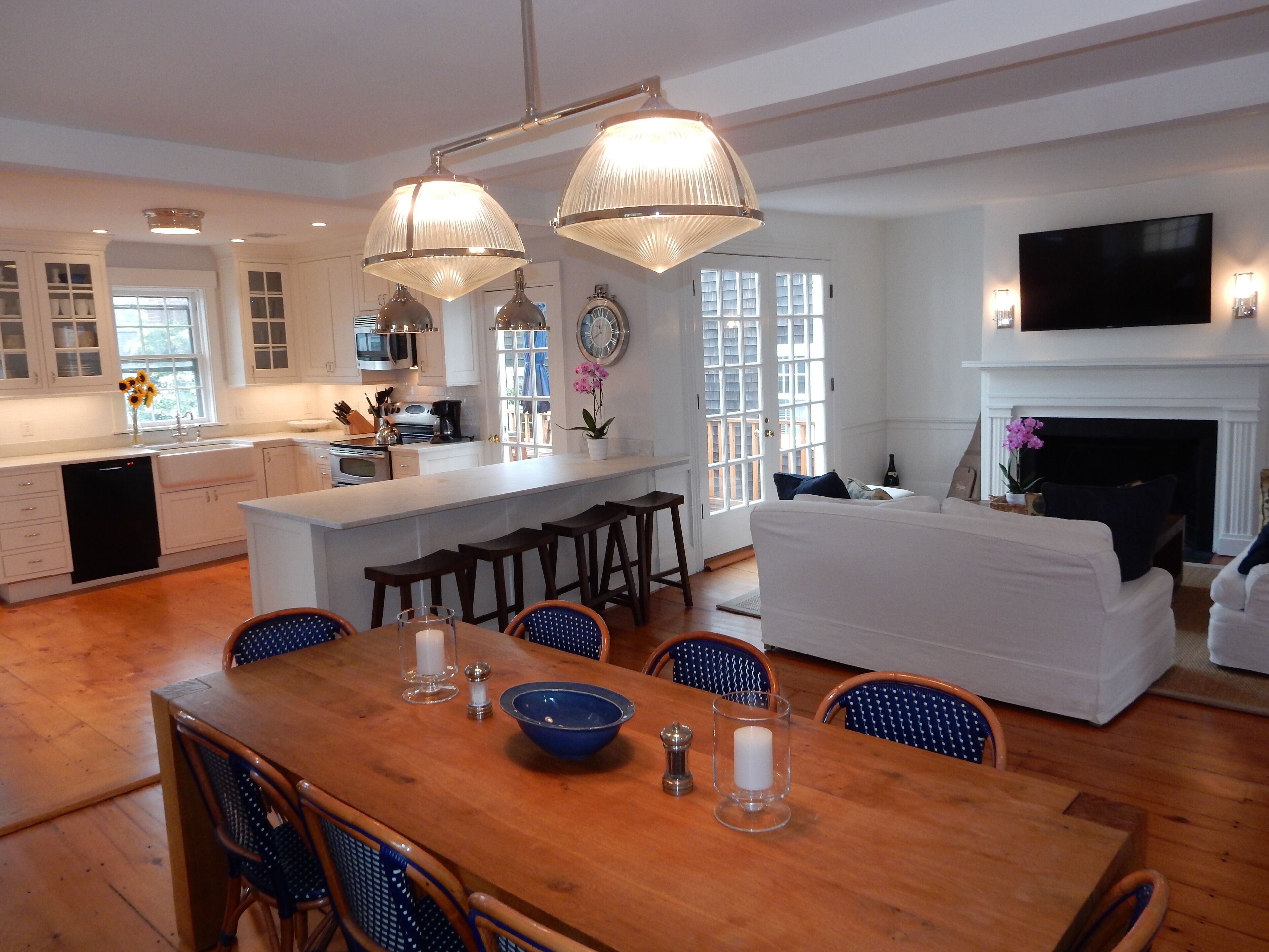 Newly Renovated 6 Bedroom 1830's Antique 1/2 block from Town.
