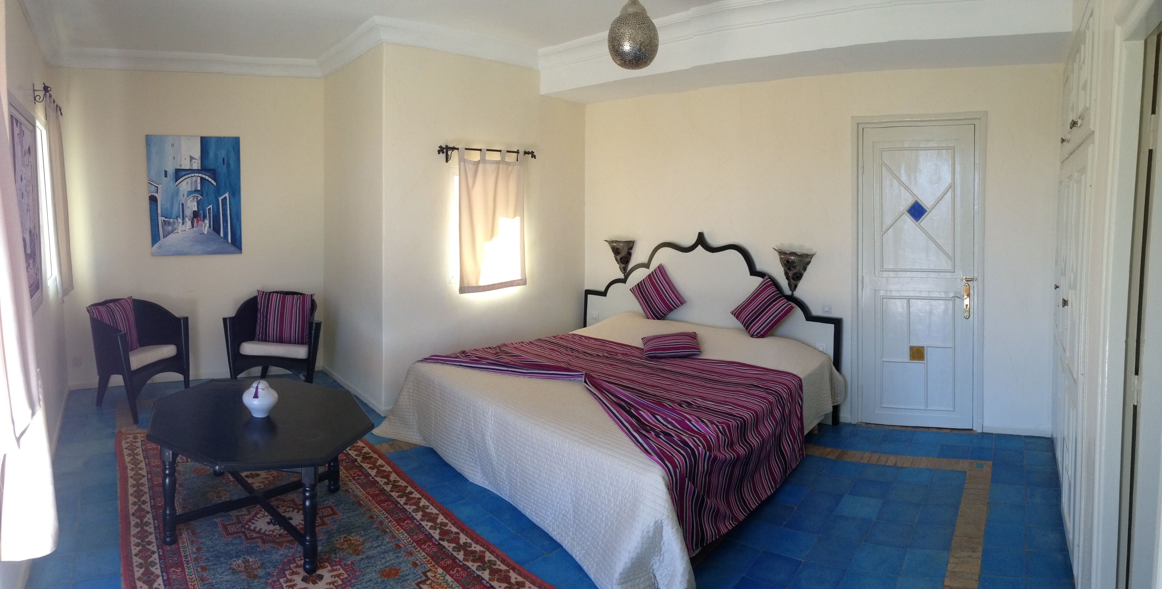 5 habitaciones, tabla de planchar con plancha y cuna de viaje 