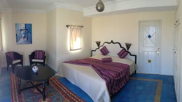 5 habitaciones, tabla de planchar con plancha y cuna de viaje